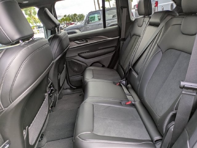 2027 Jeep Grand Cherokee Laredo Altitude