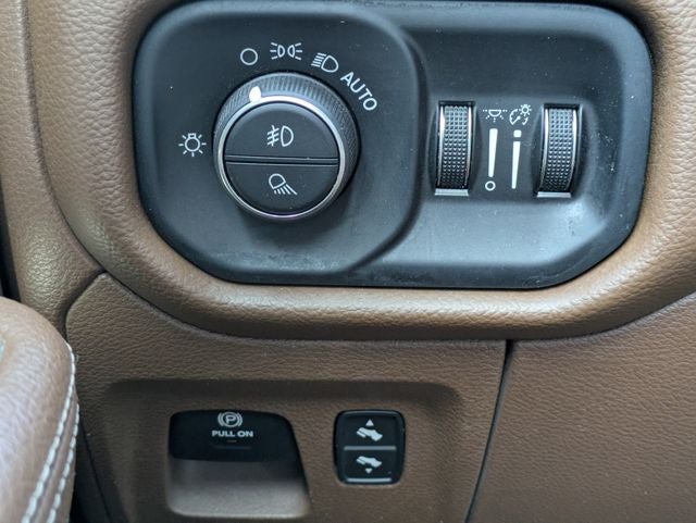 2019 RAM 1500 Laramie Crew Cab 4x2 5'7' Box