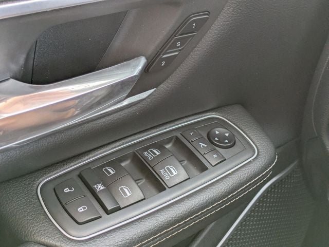 2020 RAM 1500 Laramie Crew Cab 4x4 5'7' Box