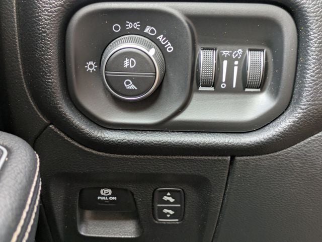 2020 RAM 1500 Laramie Crew Cab 4x4 5'7' Box