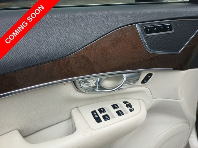2016 Volvo XC90 T6 Momentum